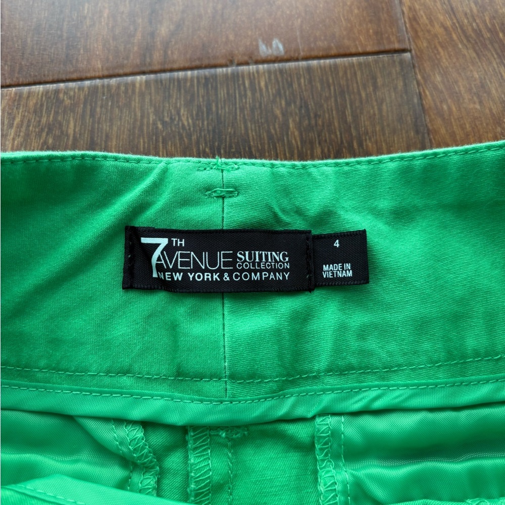 New York & Company Vibrant Green Women's Cargo Shorts - Picture 3 of 4